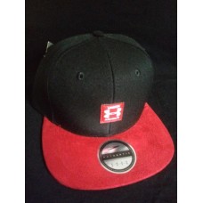 Boné Vermelho e Preto